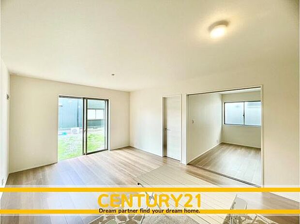 ■■ステキな時間を!■■忙しい朝でも、しっかり家族が揃って食事をして頂けるゆとりある大きさのダイニングスペース。奥様が作る手料理をカウンター越しに受けとって頂き、テーブルで囲む素敵な時間を存分に。