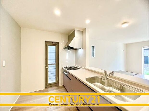 ■■広々キッチン■■大型の冷蔵庫やレンジボードもしっかり置ける広々としたキッチンスペースが大事。ゆとりある空間で作業ができるとお料理の腕も日に日に上がりそうな気がしてきます。