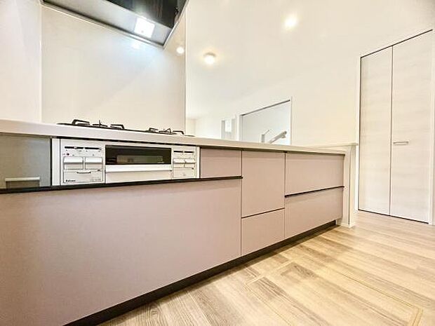 ■■対面キッチン■■キッチンは収納数もさる事ながら、リビングで寛ぐ家族や小さなお子様を見守りながら料理が出来る「対面式の温もり設計」。キッチンから立ち込める香りが今日の料理を期待させます