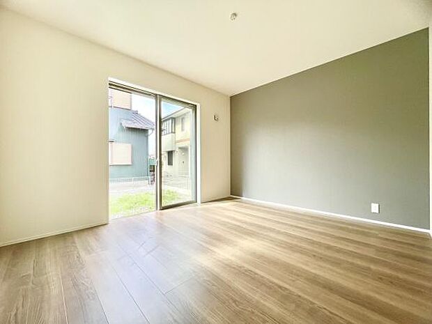 ■■メインベッドルーム■■クローゼット付の広い主寝室。プライベートを保ちながらもバランスよく配置された窓から緩やかな陽が射し込み、広い空間を光が満たしていきます。