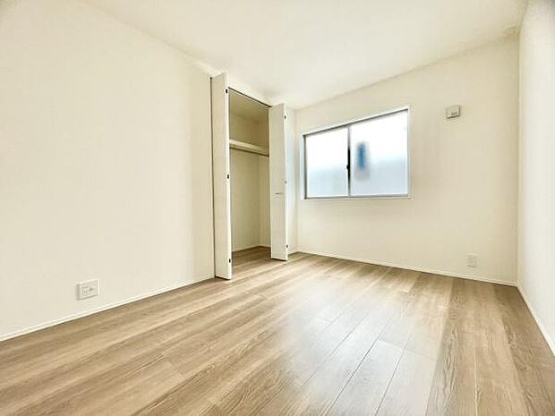 ■■明るい居室■■温もりある自然光を感じていただける居室です。飽きのこないナチュラルカラーの床にホワイトの壁紙は、色褪せることのない心地良さを作ります。