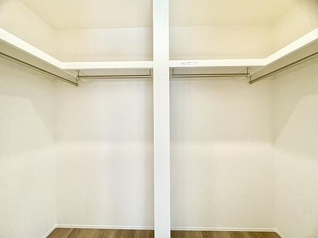 ■■何でも入る■■各居室のクローゼットはスーツ類から丈の長いコート類まで何でも収納できる便利なスペースです。衣装ケースと併用することでセーター類なども収納でき自分だけのスペースにできます。