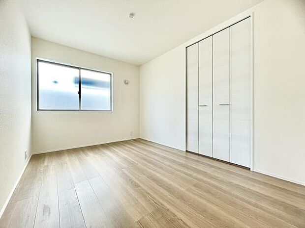 ■■居室■■各居室ごとにデザイン性のある窓を配置しました。壁面にはデスクやベット等の家具を置きやすいように高さや位置にも配慮しました。自分だけのお気に入りの空間を是非ご体感下さい。