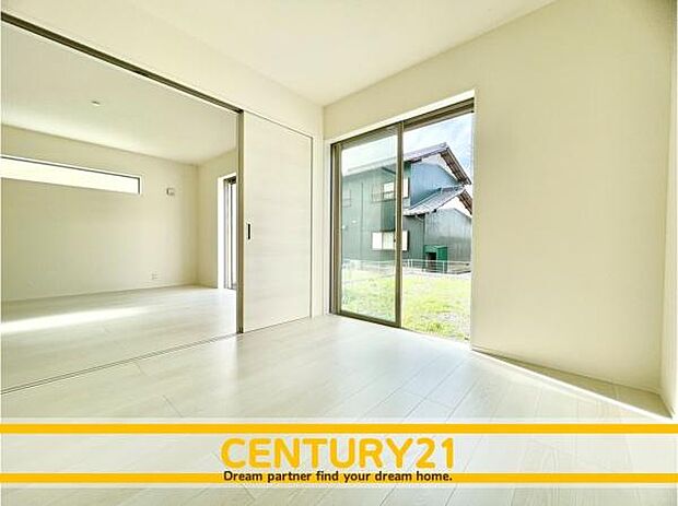 ■■憩いの場所■■パートナーや家族が集う憩いの空間。真新しい木目、Shadeのあるフローリングや白亜のクロスを陽の光、ダウンライトが照らし出し、家族・友人・知人の会話に華を咲かせます。