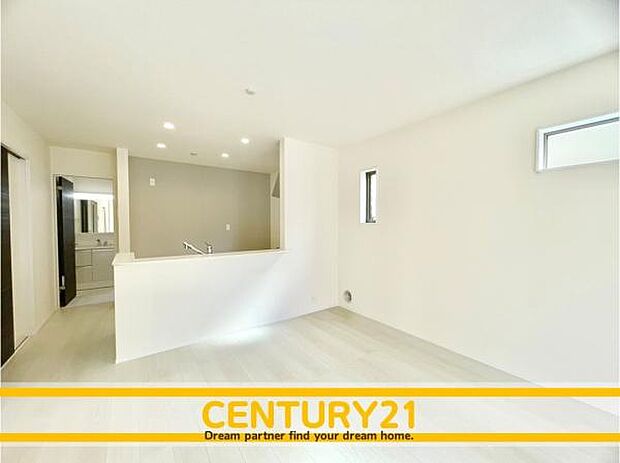 ■■ステキな時間を！■■忙しい朝でも、しっかり家族が揃って食事をして頂けるゆとりある大きさのダイニングスペース。奥様が作る手料理をカウンター越しに受けとって頂き、テーブルで囲む素敵な時間を存分に。