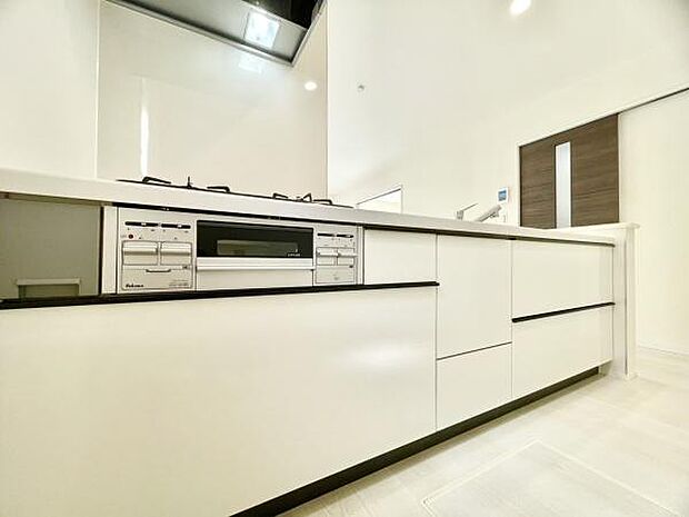 ■■対面キッチン■■キッチンは収納数もさる事ながら、リビングで寛ぐ家族や小さなお子様を見守りながら料理が出来る「対面式の温もり設計」。キッチンから立ち込める香りが今日の料理を期待させます