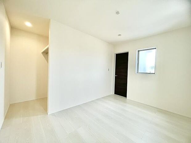 ■■明るい居室■■温もりある自然光を感じていただける居室です。飽きのこないナチュラルカラーの床にホワイトの壁紙は、色褪せることのない心地良さを作ります。