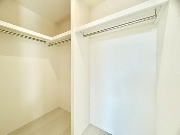 ■■何でも入る■■各居室のクローゼットはスーツ類から丈の長いコート類まで何でも収納できる便利なスペースです。衣装ケースと併用することでセーター類なども収納でき自分だけのスペースにできます。
