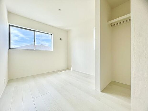 ■■居室■■各居室ごとにデザイン性のある窓を配置しました。壁面にはデスクやベット等の家具を置きやすいように高さや位置にも配慮しました。自分だけのお気に入りの空間を是非ご体感下さい。