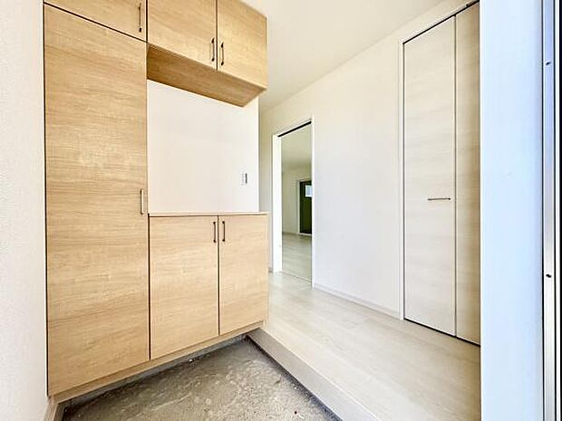 ■■玄関■■人を迎え入れる最初の場所だからこそ、清潔感がある空間にして頂ける様にゆとりあるシューズボックスを設置しました。おでかけの時も帰った時も、「我が家」を最初に感じでもらえる素敵な空間に。