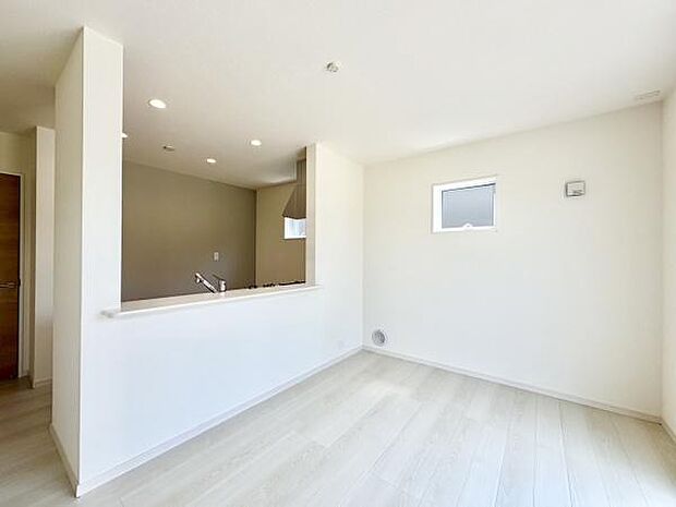 ■■憩いの場所■■パートナーや家族が集う憩いの空間。真新しい木目、Shadeのあるフローリングや白亜のクロスを陽の光、ダウンライトが照らし出し、家族・友人・知人の会話に華を咲かせます。