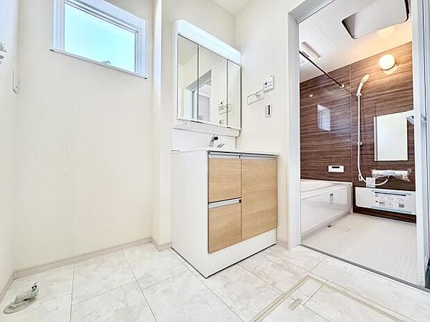 ■■清潔な空間■■毎日使うものだから清潔な空間を保ちたい水回り。洗面にはそんな願いを解消させてくれる収納アイデアが満載です。三面鏡の裏側にはキャビネットが現れ小物から背の高い物まで収納できます。