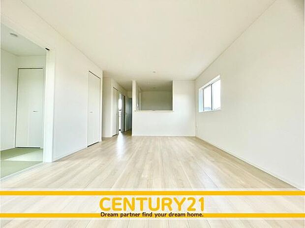 ■■憩いのリビング■■くつろぎを愉しむリビングルームは憩いの場となります。リビングとダイニングの空間機能を活かし、巧みに使い分ける発想が、ライフスタイルに新しいゆとりをもたらします。