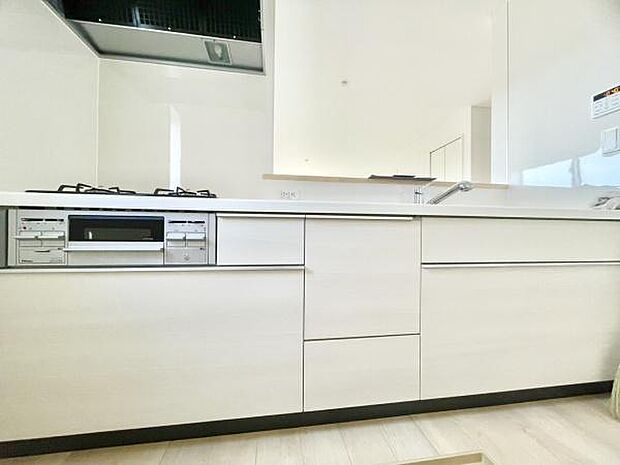 ■■対面キッチン■■キッチンは収納数もさる事ながら、リビングで寛ぐ家族や小さなお子様を見守りながら料理が出来る「対面式の温もり設計」。キッチンから立ち込める香りが今日の料理を期待させます