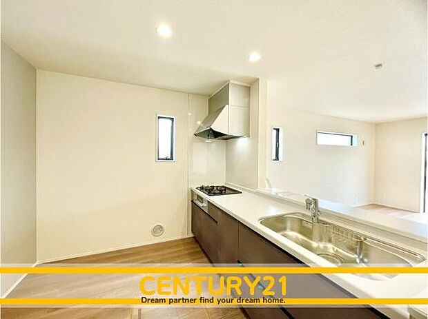 ■■広々キッチン■■大型の冷蔵庫やレンジボードもしっかり置ける広々としたキッチンスペースが大事。ゆとりある空間で作業ができるとお料理の腕も日に日に上がりそうな気がしてきます。