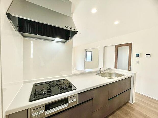 ■■キッチン■■家族や友人と味わう料理。会話を楽しみながら作りたいものですね。カウンターキッチンで一体感のあるLDKならそれも可能です。