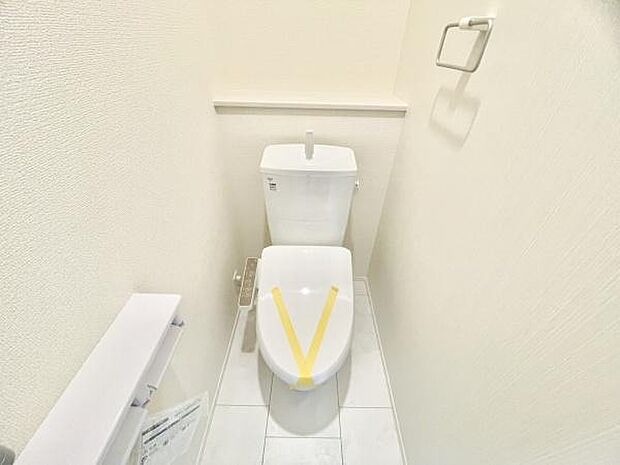■■Toilet■■清潔な空間を保ちたいトイレはオフホワイトでまとめました。毎日使う場所だからこそお手入れも楽々にできる機能が搭載されております。汚れが付着しにくい便器はお掃除も楽々です。