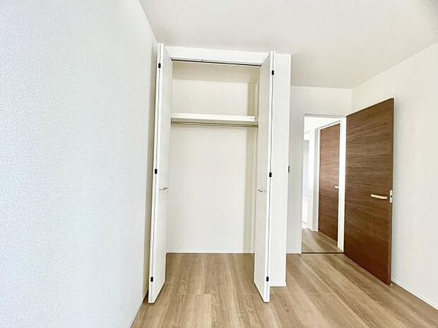■■closet■■クローゼットはスーツ類から丈の長いコート類まで何でも収納できる便利なスペースです。衣装ケースと併用することでセーター類なども収納でき自分だけのスペースにカスタマイズできます。