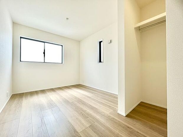 ■■居室■■各居室ごとにデザイン性のある窓を配置しました。壁面にはデスクやベット等の家具を置きやすいように高さや位置にも配慮しました。自分だけのお気に入りの空間を是非ご体感下さい。