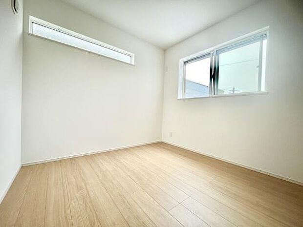 ■■明るい居室■■温もりある自然光を感じていただける居室です。飽きのこないナチュラルカラーの床にホワイトの壁紙は、色褪せることのない心地良さを作ります。