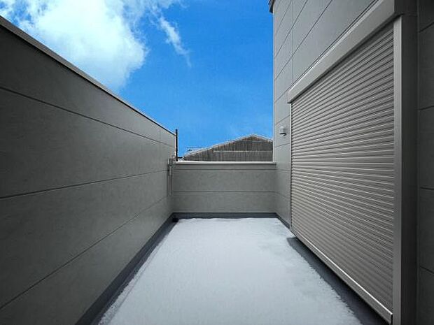 ■■開放感感じるバルコニー■■頬をなでる優しい風を感じることが出来るバルコニー。つい深呼吸をしたくなる気持ちの良い場所はこのお部屋の自慢です。お洗濯物を干すスペースとしても十分な広さがあります。