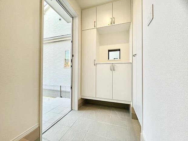 ■■玄関■■人を迎え入れる最初の場所だからこそ、清潔感がある空間にして頂ける様にゆとりあるシューズボックスを設置しました。おでかけの時も帰った時も、「我が家」を最初に感じでもらえる素敵な空間に。