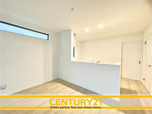 ■■ステキな時間を！■■忙しい朝でも、しっかり家族が揃って食事をして頂けるゆとりある大きさのダイニングスペース。奥様が作る手料理をカウンター越しに受けとって頂き、テーブルで囲む素敵な時間を存分に。