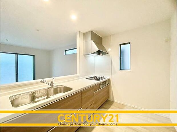 ■■広々キッチン■■大型の冷蔵庫やレンジボードもしっかり置ける広々としたキッチンスペースが大事。ゆとりある空間で作業ができるとお料理の腕も日に日に上がりそうな気がしてきます。