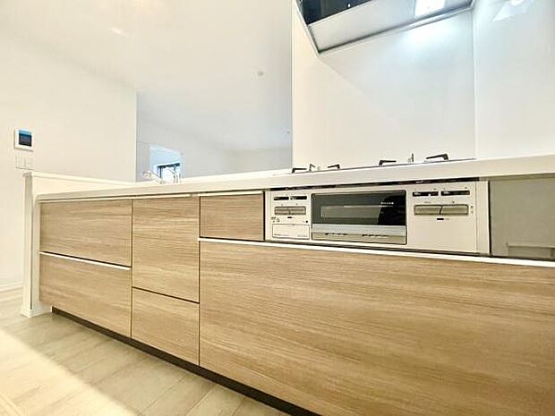 ■■対面キッチン■■キッチンは収納数もさる事ながら、リビングで寛ぐ家族や小さなお子様を見守りながら料理が出来る「対面式の温もり設計」。キッチンから立ち込める香りが今日の料理を期待させます