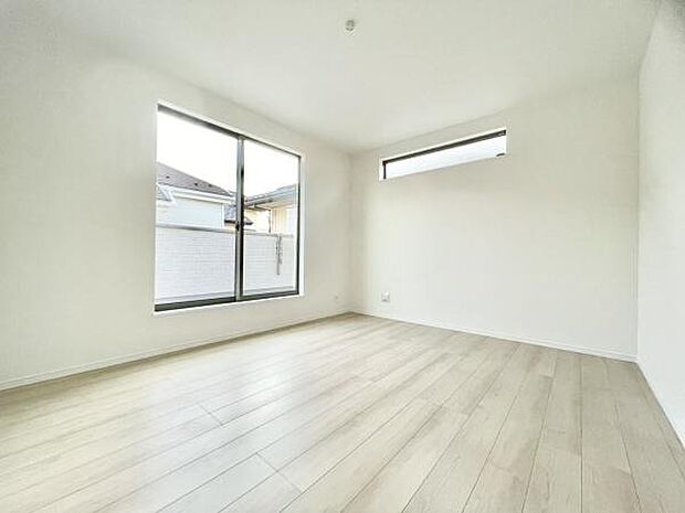 ■■メインベッドルーム■■クローゼット付の広い主寝室。プライベートを保ちながらもバランスよく配置された窓から緩やかな陽が射し込み、広い空間を光が満たしていきます。