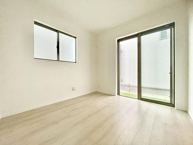 ■■明るい居室■■温もりある自然光を感じていただける居室です。飽きのこないナチュラルカラーの床にホワイトの壁紙は、色褪せることのない心地良さを作ります。