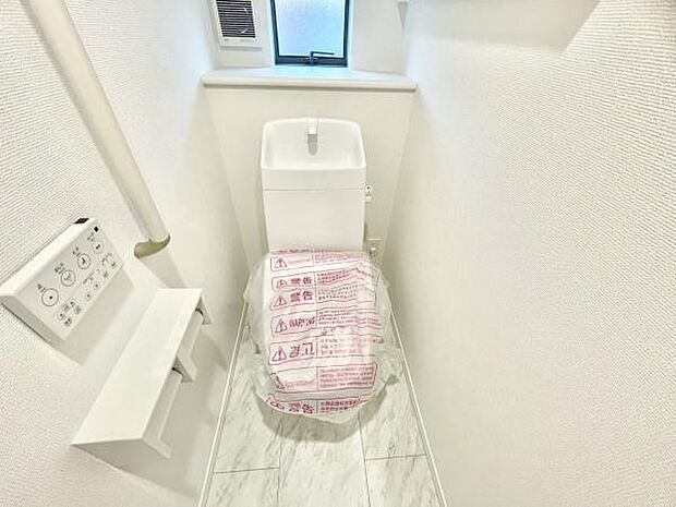 ■■Toilet■■清潔な空間を保ちたいトイレはオフホワイトでまとめました。毎日使う場所だからこそお手入れも楽々にできる機能が搭載されております。汚れが付着しにくい便器はお掃除も楽々です。