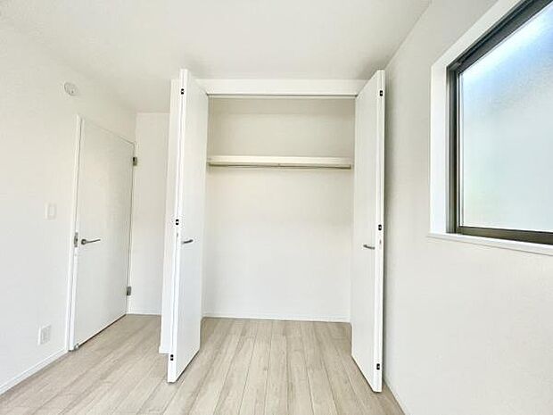 ■■closet■■クローゼットはスーツ類から丈の長いコート類まで何でも収納できる便利なスペースです。衣装ケースと併用することでセーター類なども収納でき自分だけのスペースにカスタマイズできます。