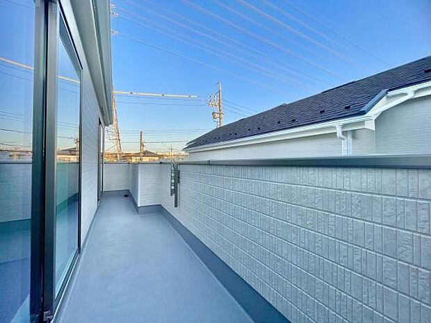 ■■開放感感じるバルコニー■■頬をなでる優しい風を感じることが出来るバルコニー。つい深呼吸をしたくなる気持ちの良い場所はこのお部屋の自慢です。お洗濯物を干すスペースとしても十分な広さがあります。