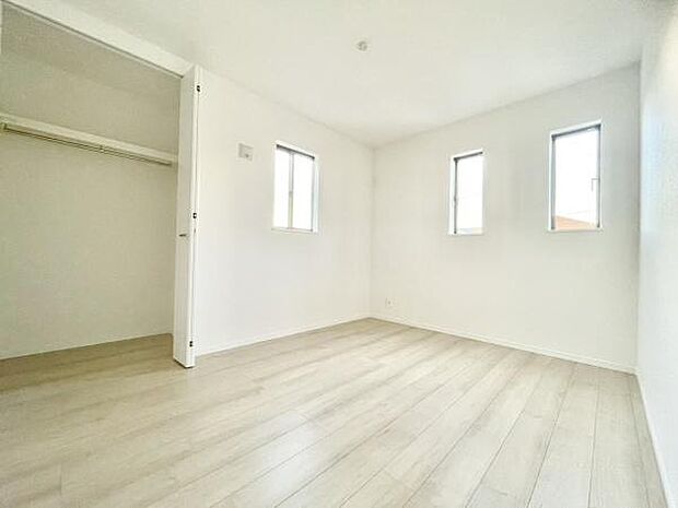 ■■居室■■各居室ごとにデザイン性のある窓を配置しました。壁面にはデスクやベット等の家具を置きやすいように高さや位置にも配慮しました。自分だけのお気に入りの空間を是非ご体感下さい。