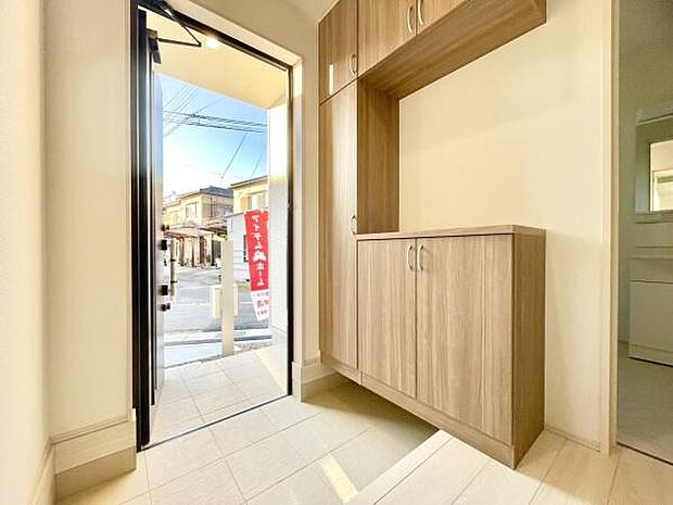 ■■玄関■■人を迎え入れる最初の場所だからこそ、清潔感がある空間にして頂ける様にゆとりあるシューズボックスを設置しました。おでかけの時も帰った時も、「我が家」を最初に感じでもらえる素敵な空間に。