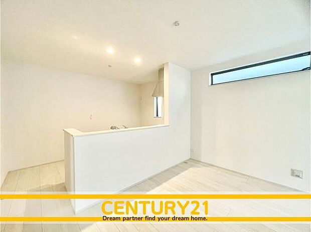 ■■ステキな時間を！■■忙しい朝でも、しっかり家族が揃って食事をして頂けるゆとりある大きさのダイニングスペース。奥様が作る手料理をカウンター越しに受けとって頂き、テーブルで囲む素敵な時間を存分に。