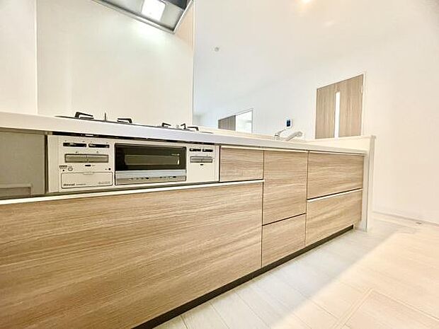 ■■対面キッチン■■キッチンは収納数もさる事ながら、リビングで寛ぐ家族や小さなお子様を見守りながら料理が出来る「対面式の温もり設計」。キッチンから立ち込める香りが今日の料理を期待させます