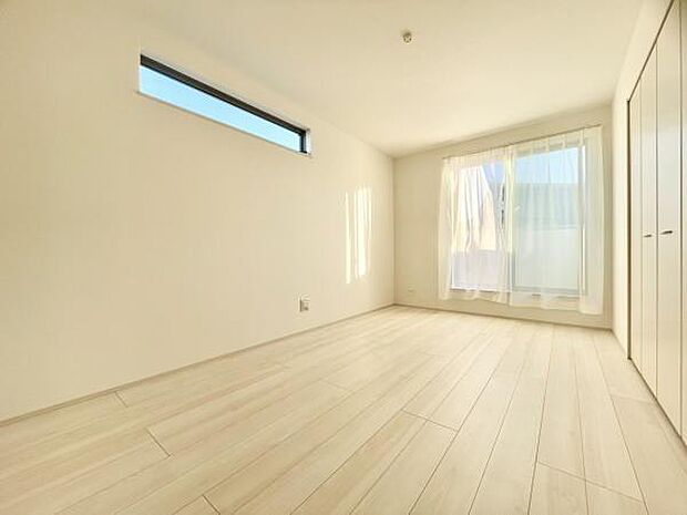 ■■メインベッドルーム■■クローゼット付の広い主寝室。プライベートを保ちながらもバランスよく配置された窓から緩やかな陽が射し込み、広い空間を光が満たしていきます。