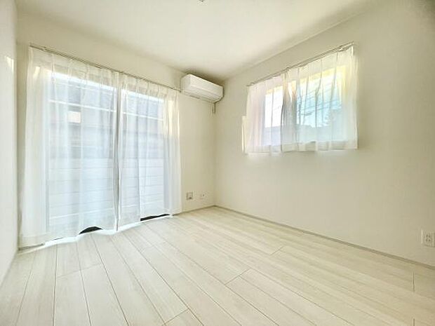 ■■明るい居室■■温もりある自然光を感じていただける居室です。飽きのこないナチュラルカラーの床にホワイトの壁紙は、色褪せることのない心地良さを作ります。