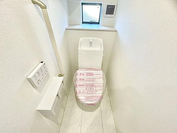 ■■Toilet■■清潔な空間を保ちたいトイレはオフホワイトでまとめました。毎日使う場所だからこそお手入れも楽々にできる機能が搭載されております。汚れが付着しにくい便器はお掃除も楽々です。