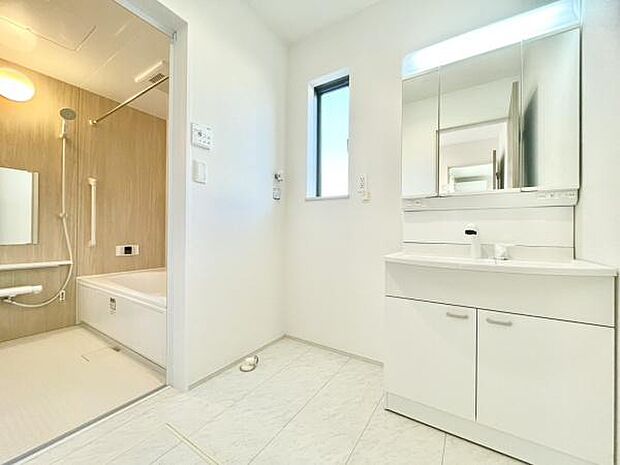 ■■清潔な空間■■毎日使うものだから清潔な空間を保ちたい水回り。洗面にはそんな願いを解消させてくれる収納アイデアが満載です。三面鏡の裏側にはキャビネットが現れ小物から背の高い物まで収納できます。