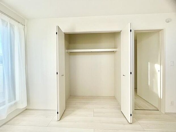 ■■closet■■クローゼットはスーツ類から丈の長いコート類まで何でも収納できる便利なスペースです。衣装ケースと併用することでセーター類なども収納でき自分だけのスペースにカスタマイズできます。