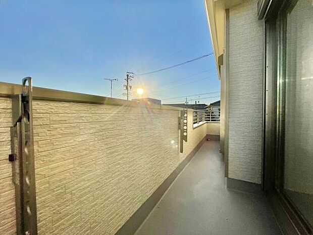 ■■開放感感じるバルコニー■■頬をなでる優しい風を感じることが出来るバルコニー。つい深呼吸をしたくなる気持ちの良い場所はこのお部屋の自慢です。お洗濯物を干すスペースとしても十分な広さがあります。