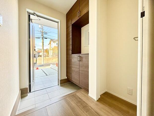 ■■玄関■■人を迎え入れる最初の場所だからこそ、清潔感がある空間にして頂ける様にゆとりあるシューズボックスを設置しました。おでかけの時も帰った時も、「我が家」を最初に感じでもらえる素敵な空間に。