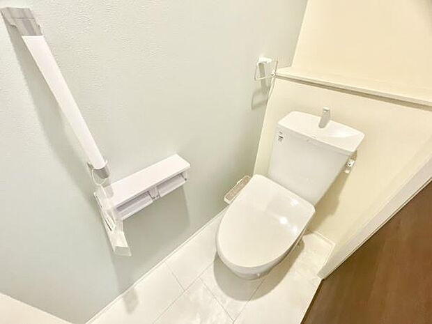 ■■Toilet■■清潔な空間を保ちたいトイレはオフホワイトでまとめました。毎日使う場所だからこそお手入れも楽々にできる機能が搭載されております。汚れが付着しにくい便器はお掃除も楽々です。