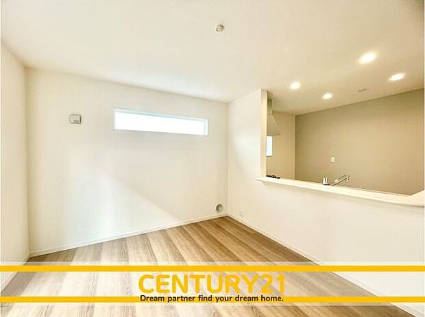 ■■ステキな時間を！■■忙しい朝でも、しっかり家族が揃って食事をして頂けるゆとりある大きさのダイニングスペース。奥様が作る手料理をカウンター越しに受けとって頂き、テーブルで囲む素敵な時間を存分に。