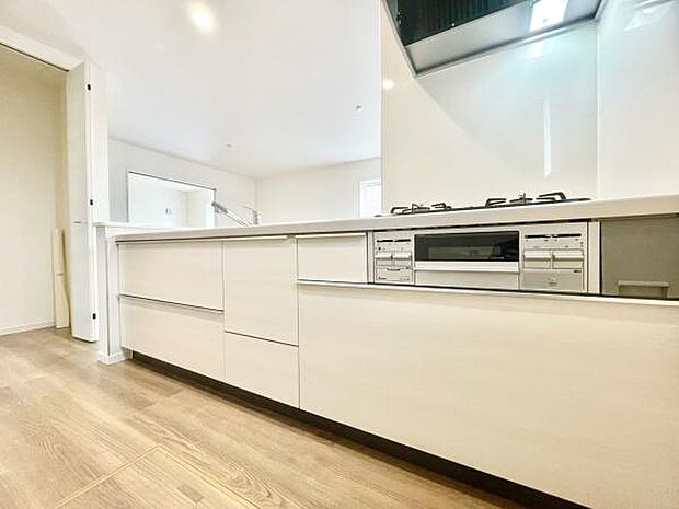 ■■対面キッチン■■キッチンは収納数もさる事ながら、リビングで寛ぐ家族や小さなお子様を見守りながら料理が出来る「対面式の温もり設計」。キッチンから立ち込める香りが今日の料理を期待させます