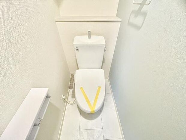 ■■Toilet■■清潔な空間を保ちたいトイレはオフホワイトでまとめました。毎日使う場所だからこそお手入れも楽々にできる機能が搭載されております。汚れが付着しにくい便器はお掃除も楽々です。