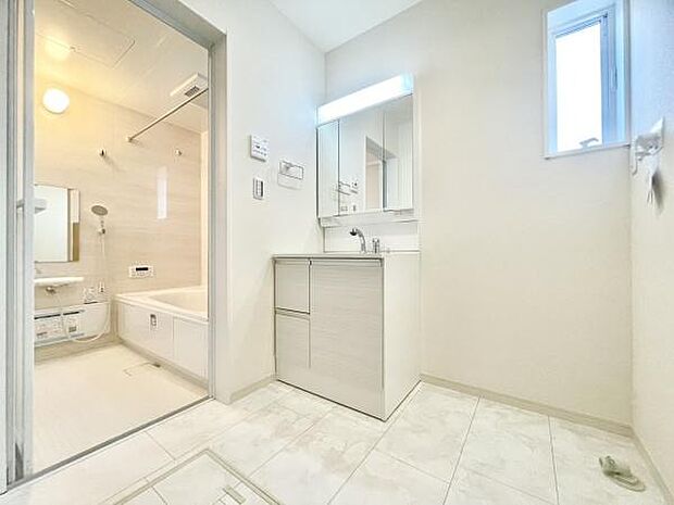 ■■清潔な空間■■毎日使うものだから清潔な空間を保ちたい水回り。洗面にはそんな願いを解消させてくれる収納アイデアが満載です。三面鏡の裏側にはキャビネットが現れ小物から背の高い物まで収納できます。